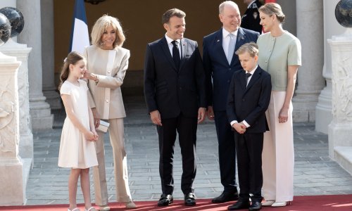 Povijesni posjet: Raznježena Brigitte Macron susrela se s princezom Charlene i djecom