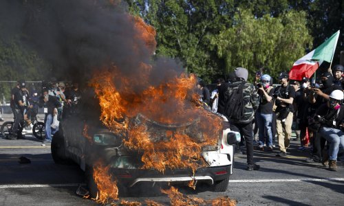 Zašto su robotaksiji postali meta nereda na ulicama Los Angelesa