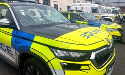 Nastavljaju se neredi u Sjevernoj Irskoj, policija upotrijebila vodeni top protiv prosvjednika