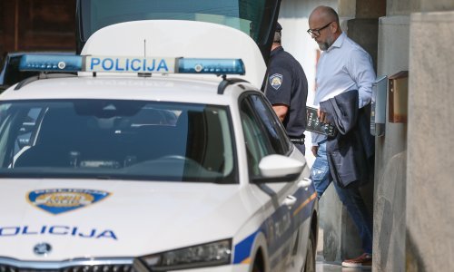 Privođenje s literarnom notom: Škorić išetao iz kuće s knjigom u ruci, evo o kojem je naslovu riječ