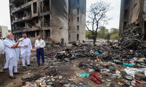 Spasioci pretražuju zgrade nakon pada zrakoplova Air Indije