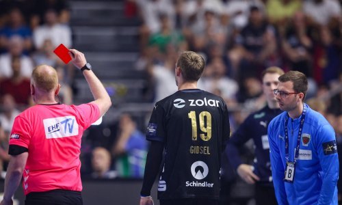 Pogledajte neviđen potez najboljeg rukometaša svijeta zbog čega je dobio direktan crveni; komentatori urlali, tribine u šoku