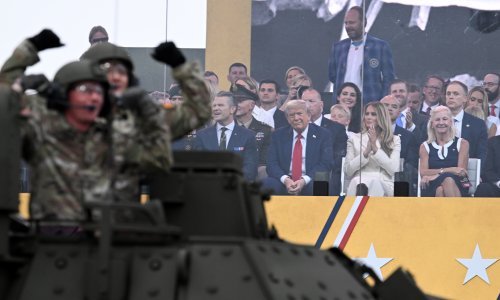 Trump vojnu paradu promatrao iza neprobojnog stakla, a onda zaprijetio Iranu