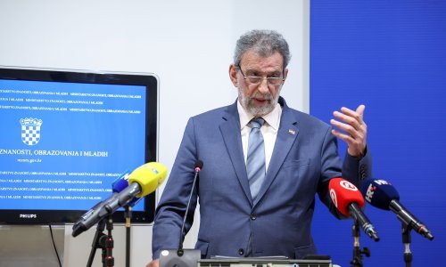 Fuchs: Najstariji sam u Vladi, ostajem dok premijer misli da sam od koristi