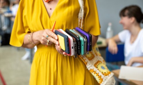 Odzvonilo tipkanju pod nastavom: Italija zabranjuje mobitele srednjoškolcima