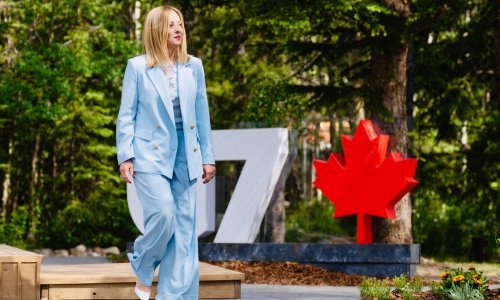 Talijanska premijerka u upečatljivom odijelu ukrala show, a nije odoljela ni cipelama u hit boji