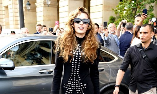 U maloj crnoj haljini kakva se ne viđa svaki dan: Miley Cyrus izazvala senzaciju