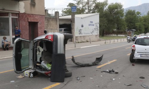 Strašne scene iz Splita: Automobil se prevrnuo nakon sudara, jedna žena ozlijeđena