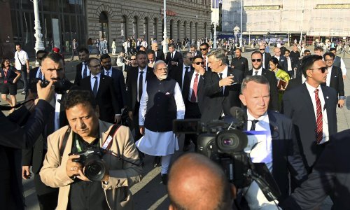 Indijski premijer s Plenkovićem prošetao centrom Zagreba, pogledajte kakav je show nastao