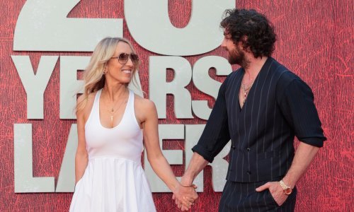 Ona je njegova najveća podrška: Slavni glumac nije skidao pogled s 23 godina starije supruge