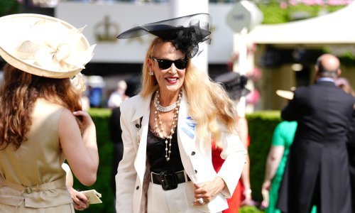 Bijelo odijelo pristaje i zrelim damama, a to najbolje dokazuje ova slavna plavuša