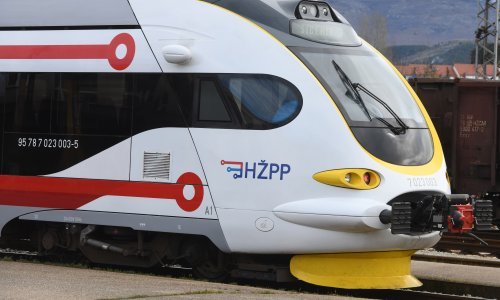 Vlak jutros krenuo iz Splita za Zagreb pa zapeo u Lici: Putnici čekaju već satima