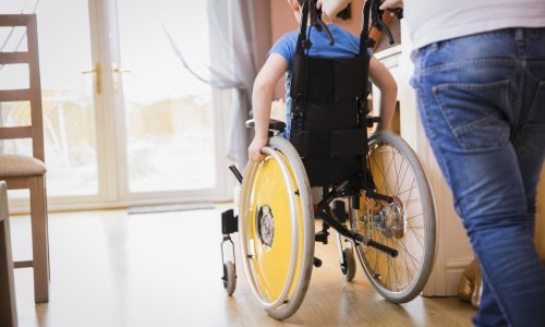 Roditelji koji cijeli život skrbe o djeci: Status bez sigurnosti i rad bez predaha