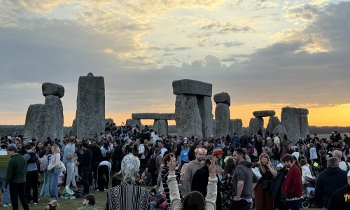 Obilježavanje ljetnog solsticija: Tisuće promatrale izlazak sunca nad Stonehengeom