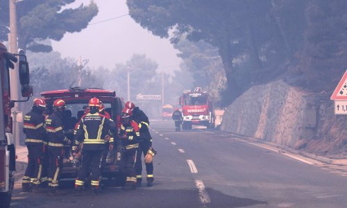 Situacija se smiruje: Vatrogasci cijelu noć dežurali na požarištima u Dalmaciji