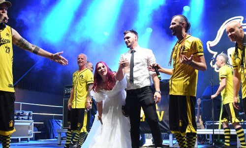 Mladenci iz svatova stigli ravno na binu pa zapjevali sa Dubiozom