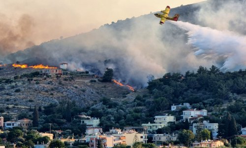 Bukti požar na grčkom otoku Hios: Šest zrakoplova pokušava ga obuzdati