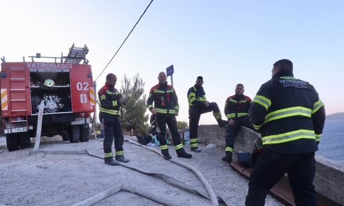 Izbila dva požara kod Trogira: Gori kod pruge, vatrogasci su na terenu