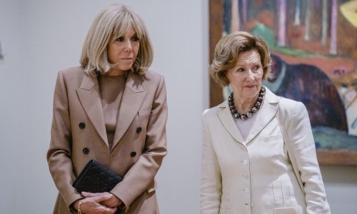 Chic kombinacija za zrelije dame: Brigitte Macron zablistala u elegantnoj suknji