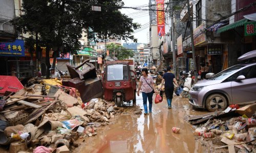 Strašne poplave u Kini: Srušio se vijadukt, klizište odnijelo dio ceste niz padinu