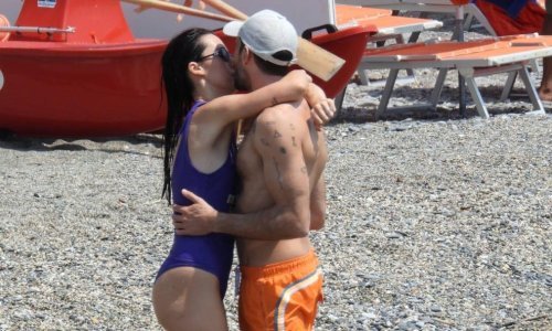 Nestašni na plaži: Kći Erosa Ramazzottija 'ulovljena' u romantičnim trenucima s partnerom