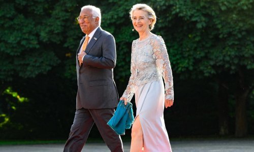 Vrlo štedljivo: Ursulu von der Leyen stigla na crveni tepih u već viđenoj haljini, ali i cipelama