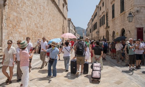 Komunalci u akciji u Dubrovniku; dva restorana ostala bez javne površine