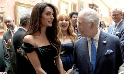 Elegantna Amal Clooney očarala je i kralja Charlesa u minimalističkoj haljini