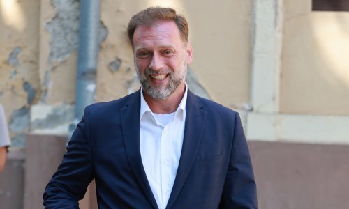 Bivši ministar Banožić stigao na suđenje, a poglede je privukla njegova torbica