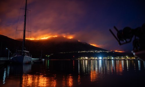 Vatrena stihija južno od Atene: Požar raspiruju snažni vjetrovi, naređene evakuacije