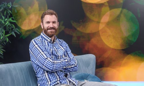 Janko iz 'Kumova' u zagrljaju glumice s kojom ga gledamo u drugoj popularnoj seriji