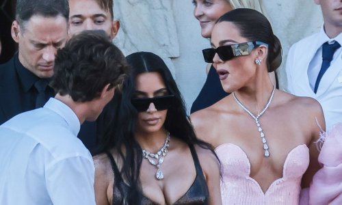 Dekoltei, perje, glomazan nakit... Mnogi se pitaju jesu li sestre Kardashian pretjerale na vjenčanju