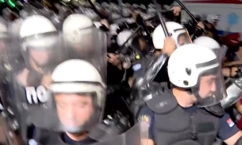 Sukobi građana i policije u Beogradu, bačen suzavac: Ima ozlijeđenih, privedeno više desetaka prosvjednika