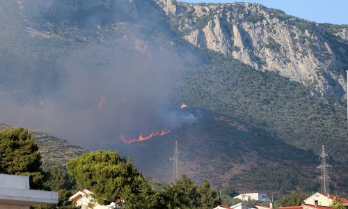 Još uvijek tinja požar iznad Kaštela: Više od 100 vatrogasaca je na terenu