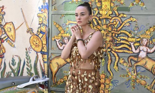 Prelijepa zvijezda turskih serija blistala u zanimljivom zlatnom izdanju