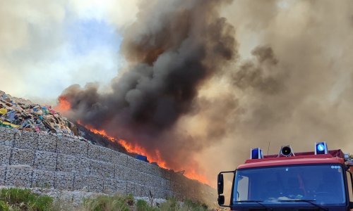 Požar na odlagalištu kod Metkovića još nije lokaliziran, vatrogasce čeka duga noć