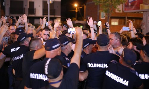 VIDEO U Novom Pazaru sukob građana i policije, u Pančevu muškarac izvadio pištolj