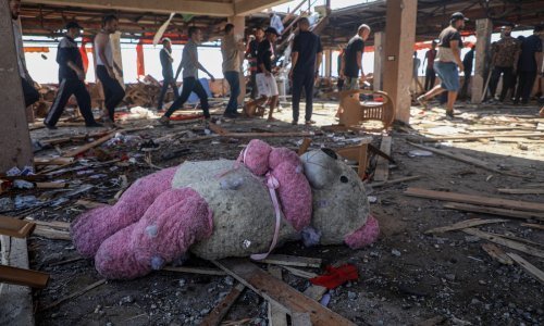 Palestinci u Gazi prosvjeduju sa slikama ubijene izraelske djece