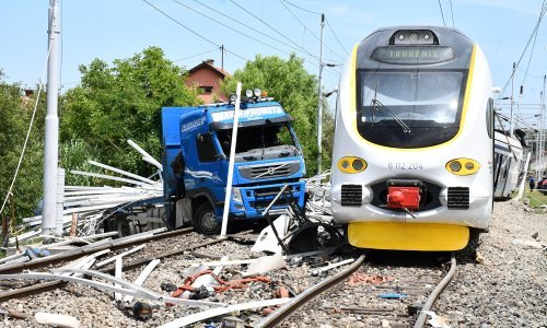 Na pružnom prijelazu kamion podletio pod vlak, poginuo vozač