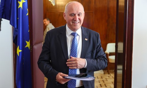 Bačić u Gvozdu i Sisku uručio ključeve novih zamjenskih stanova