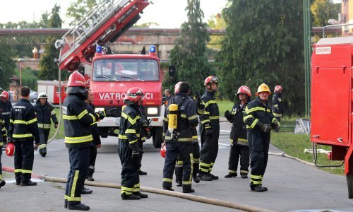 Automobil se zaključao, a beba ostala u njemu. Brzo reagirali vatrogasci