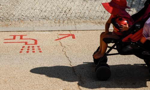 Dvogodišnjak umro nakon što ga je otac ostavio u vrelom automobilu