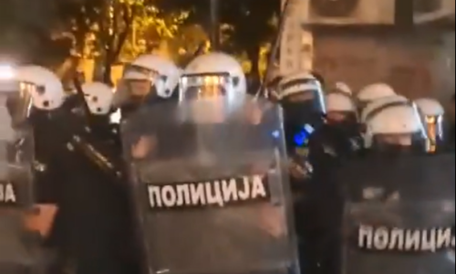 [VIDEO] Ne prestaju blokade u Srbiji: Žestoki obračun građana i policije u beogradskom kvartu