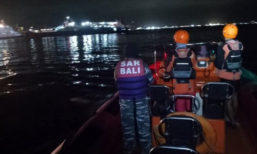 Potonuo trajekt kod Balija: Četiri osobe su poginule, traje potraga za 38 nestalih