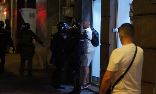 Deseci ozlijeđenih i 79 privedenih u intervenciji policije protiv prosvjednika u Srbiji