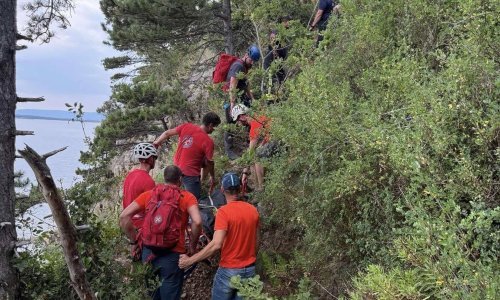 Pokušao doći do zabačene plaže, pao s litice i poginuo, HGSS izvukao tijelo