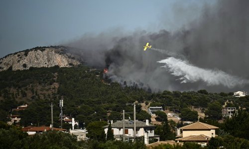Izbio požar i kod Atene, prijeti kućama: Na Kreti izvanredno stanje