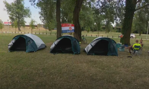 Neki digli šatore za kampiranje na Bundeku: Prijeti im paprena kazna do 1320 eura