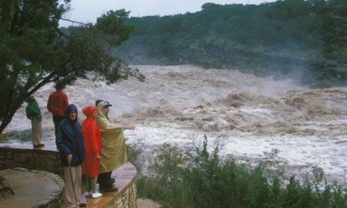 Najmanje 24 poginulih u poplavama u Teksasu, za djevojčicama se i dalje traga