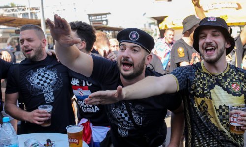 Ludnica na zagrebačkom Glavnom kolodvoru: Baklje, alkohol, tamburaši i pjesma